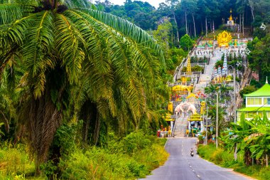 Ao Nang Krabi Tayland 19 numara. Ekim 2018 Wat Phu Khao Phra Maha Phothisat Çin tapınağı Güneydoğu Asya 'da Ao Nang Amphoe Mueang Krabi Tayland' da birçok merdivenle.