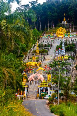 Ao Nang Krabi Tayland 19 numara. Ekim 2018 Wat Phu Khao Phra Maha Phothisat Çin tapınağı Güneydoğu Asya 'da Ao Nang Amphoe Mueang Krabi Tayland' da birçok merdivenle.