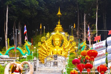 Ao Nang Krabi Tayland 19 numara. Ekim 2018 Wat Phu Khao Phra Maha Phothisat Çin tapınağı tepede Çin şefkat tanrıçası Ao Nang Amphoe Mueang Krabi Tayland 'da.