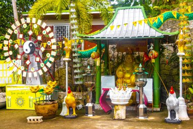 Ao Nang Krabi Tayland 19 numara. Ekim 2018 'de Ao Nang Amphoe Mueang Krabi Tayland tepesindeki Wat Phu Khao Phra Maha Phothisat Çin tapınağında heykel ve heykeller.