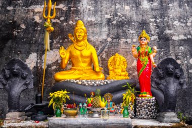 Ao Nang Krabi Tayland 19 numara. Ekim 2018 'de Ao Nang Amphoe Mueang Krabi Tayland tepesindeki Wat Phu Khao Phra Maha Phothisat Çin tapınağında heykel ve heykeller.