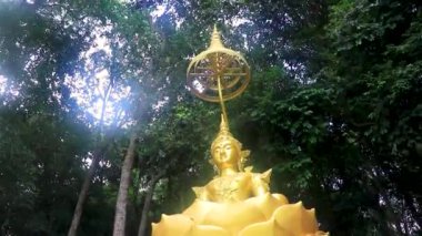 Wat Phu Khao Phra Maha Phothisat Çin tapınağı tepede Ao Nang Amphoe Mueang Krabi Tayland 'daki şefkat tanrıçası heykeli ile.