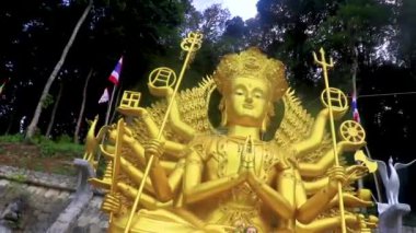 Ao Nang Krabi Tayland 19 numara. Ekim 2018 Wat Phu Khao Phra Maha Phothisat Çin tapınağı tepede Çin şefkat tanrıçası Ao Nang Amphoe Mueang Krabi Tayland 'da.