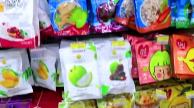 Ao Nang Krabi Tayland 17 numara. Ekim 2018, Tayland plastik ambalajlı meyveli fındıklı abur cuburlar Güneydoğu Asya 'daki Ao Nang Amphoe Mueang Krabi Tayland' da.