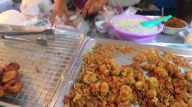 Ao Nang Krabi Tayland 19 numara. Ekim 2018 'de Ao Nang Amphoe Mueang Krabi Tayland' daki Tayland Ao Nang gıda pazarında Jackfruit ve aperatifler.