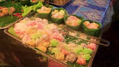 Ao Nang Krabi Tayland 19 numara. Ekim 2018 Güneydoğu Asya 'daki Ao Nang Amphoe Mueang Krabi Tayland' daki Tay Ao Nang gıda pazarında tatlı ve baharatlı atıştırmalıklar.