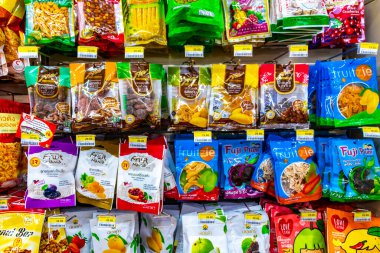 Ao Nang Krabi Tayland 17 numara. Ekim 2018, Tayland plastik ambalajlı meyveli fındıklı abur cuburlar Güneydoğu Asya 'daki Ao Nang Amphoe Mueang Krabi Tayland' da.