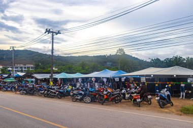 Ao Nang Krabi Tayland 19 numara. Ekim 2018 Tay Ao Nang yiyecek pazarı ve yürüyen sokak yemekleri Güneydoğu Asya 'da Ao Nang Amphoe Mueang Krabi Tayland' da.