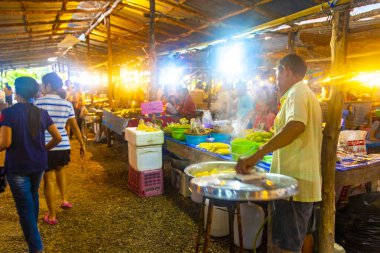 Ao Nang Krabi Tayland 19 numara. Ekim 2018 Tay Ao Nang yiyecek pazarı ve yürüyen sokak yemekleri Güneydoğu Asya 'da Ao Nang Amphoe Mueang Krabi Tayland' da.