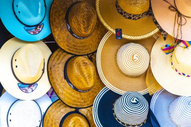 Playa del Carmen Quintana Roo Meksika 'daki turist caddesinde şapka satıyor..