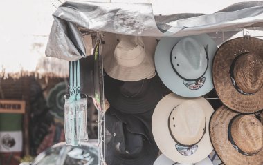 Playa del Carmen Quintana Roo Meksika 'daki turist caddesinde şapka satıyor..