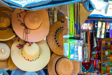 Playa del Carmen Quintana Roo Meksika 'daki turist caddesinde şapka satıyor..