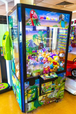 Playa del Carmen Quintana Roo Meksika 'da yumuşak oyuncaklı kumar makinesi.