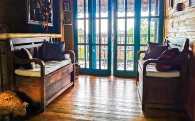 Orta Amerika 'daki Para Heredia Kosta Rika' da ahşap mobilya mutfağı ve dekorasyonu olan ahşap ev kulübesi..