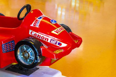 Playa del Carmen Quintana Roo Meksika 'daki süpermarkette çocuk atlıkarınca salıncak.