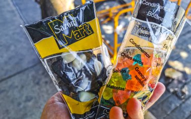 Zicatela Puerto Escondido Oaxaca Meksika 'daki süpermarkette paketlenmiş jelibon şekerlemeleri..