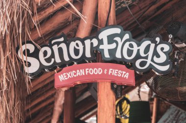 Senor Frogs bar ve restoran giriş panosu Playa del Carmen Quintana Roo 'da..
