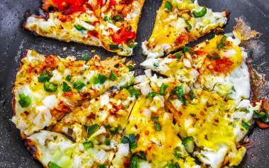 Domatesli pizza gibi kızarmış yumurta sarımsak ve yeşillikler Playa del Carmen Quintana Roo Mexico 'da.