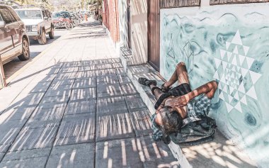 Zicatela Puerto Escondido Oaxaca 'da yerde uyuyan evsiz bir adam..