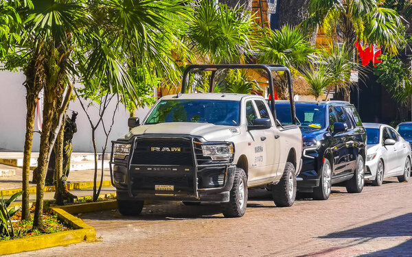 Пикап ВМС Мексики и национальной гвардии на Плайя-дель-Кармен-Кинтана-Роо-Мексика.