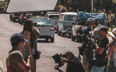 Zicatela Puerto Escondido Oaxaca 'da sokakta film çekmek.