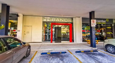 Playa del Carmen Quintana Roo Meksika 'daki banka binası ve girişi.