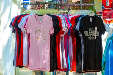 Playa del Carmen Quintana Roo Meksika 'daki turist caddesindeki mağazada kıyafet satışı..