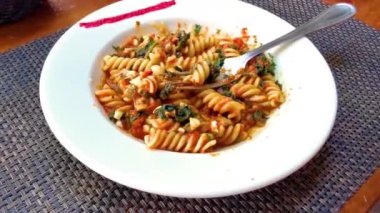 Playa del Carmen Quintana Roo Mexico 'daki PapaCharly Papa Charly restoranında beyaz tabak lezzetli makarna, şehriye, yemek ve içecek..