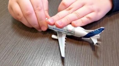 Lehe Bremerhaven Almanya 24. Eckernfeld Lehe Bremerhaven Bremen 'de Aralık 2024 Beluga Airbus model uçak oyuncağı.