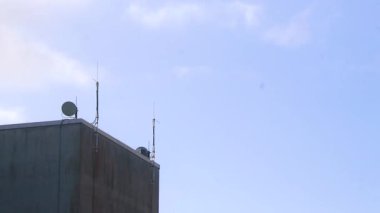 Leherheide Bremerhaven Bremen Almanya 'sında 5G antenli ve mavi gökyüzlü çirkin bina.