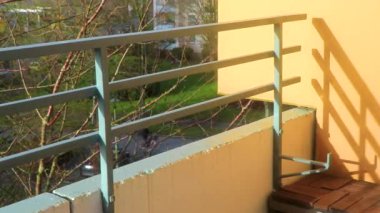 Leherheide Bremerhaven Bremen Almanya 'sındaki apartman balkonunda kış güneşi..