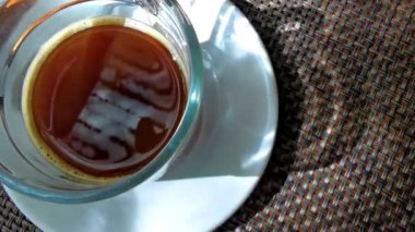 Playa del Carmen Quintana Roo Meksika 'daki restoran kafeteryasında bir tabak kaşık ve tabakla bir bardak koyu americano kahvesi..