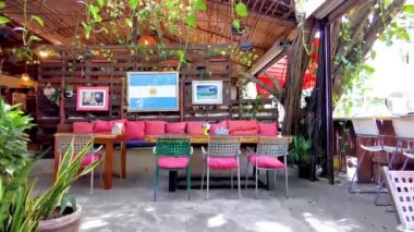 Playa del Carmen Quintana Roo Mexico 'da masa sandalyeleri dekorasyon masası ve bitkilerle dolu bir restoran barının içinde..
