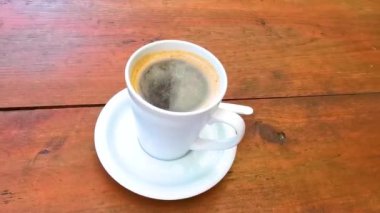 Playa del Carmen Quintana Roo Meksika 'daki restoran kafeteryasında bir tabak kaşık ve tabakla bir bardak koyu americano kahvesi..