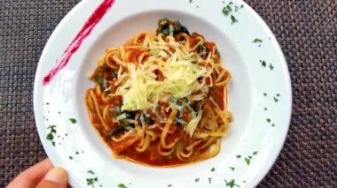 Playa del Carmen Quintana Roo Mexico 'daki PapaCharly Papa Charly restoranında beyaz tabak lezzetli makarna, şehriye, yemek ve içecek..