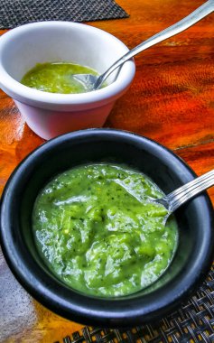 Sepette ekmek ve yeşil kişniş ve acılı habanero sosu. Playa del Carmen Quintana Roo Meksika 'daki restoranda yemek ve içecek..