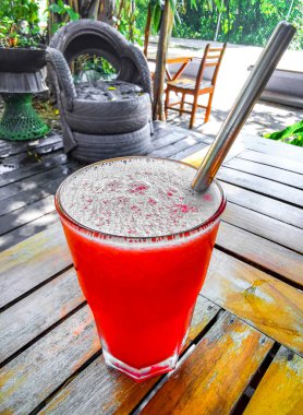 Playa del Carmen Quintana Roo Meksika 'da masada bir bardak karpuz suyu..