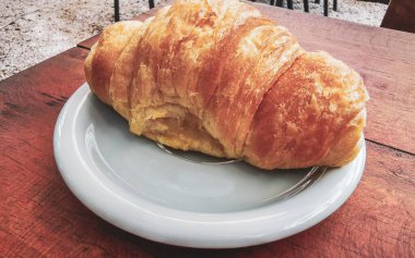 Playa del Carmen Quintana Roo Mexico 'da bir tabakta kruvasan.