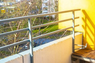 Leherheide Bremerhaven Bremen Almanya 'sındaki apartman balkonunda kış güneşi..