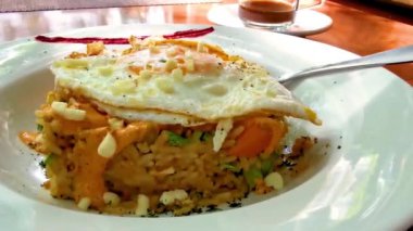 Playa del Carmen Quintana Roo Mexico 'da pirinç sebzeli yumurta ve chipotle soslu Yakimeshi yemeği..