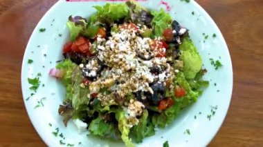 Playa del Carmen Quintana Roo Meksika 'daki PapaCharly Papa Charly restoranında keçi peynirli marul ve zeytinli sağlıklı salata tabağı..