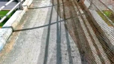 Playa del Carmen Quintana Roo Meksika 06. Kasım 2024 Tipik cadde yolu ve şehir manzarası. Meksika 'da Playa del Carmen otoyolu üzerinde yaya köprüsü üstgeçidi..