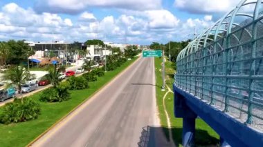 Playa del Carmen Quintana Roo Meksika 06. Kasım 2024 Tipik sokak yolu ve şehir manzarası arabalarla trafik köprüsü üstgeçidi ve Meksika 'da Playa del Carmen' in otoyol kapısı.