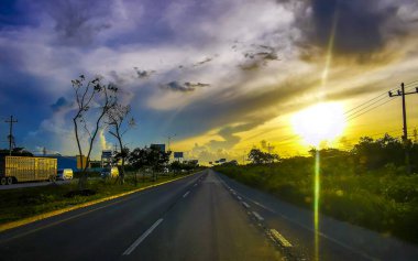 Playa del Carmen Quintana Roo Mexico otoyolunda güzel bir sabah gün batımı..