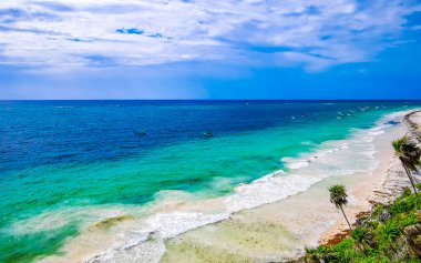 Playa Santa Fe tropik cennet plaj manzarası beyaz kum turkuaz mavi su ve Tulum Quintana Roo Meksika 'da yeşil palmiye ağaçları.