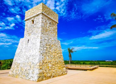 Playa Faro Tulum ve Faro de Tulum taştan deniz feneri manzaralı Tulum Quintana Roo Meksika 'daki tropik plajlara.