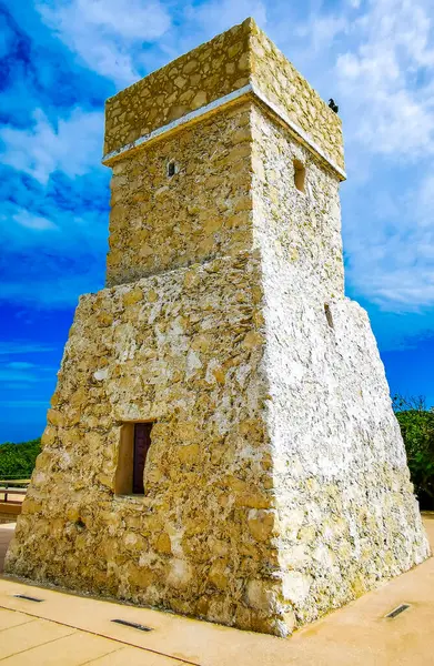 Playa Faro Tulum ve Faro de Tulum taştan deniz feneri manzaralı Tulum Quintana Roo Meksika 'daki tropik plajlara.
