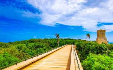 Playa Faro Tulum ve Faro de Tulum taştan deniz feneri manzaralı Tulum Quintana Roo Meksika 'daki tropik plajlara.