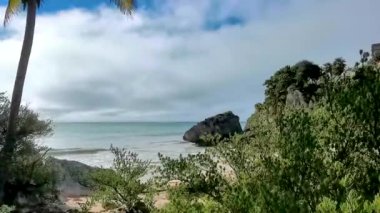 Antik Tulum 'daki doğal deniz manzaralı kayalar, Tulum' daki tropikal doğal orman palmiyesinde tapınak kalıntıları ve sanat eserleriyle Maya bölgesini harabeye çevirir..
