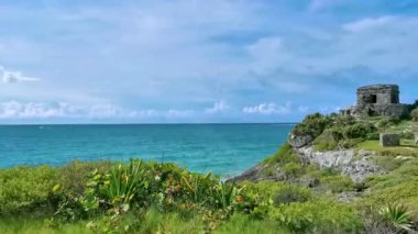Antik Tulum 'daki doğal deniz manzarası ve sahil manzarası Tulum Meksika' daki tropik doğal orman palmiyesinde rüzgarın tapınağıyla Maya bölgesini harabeye çevirir..
